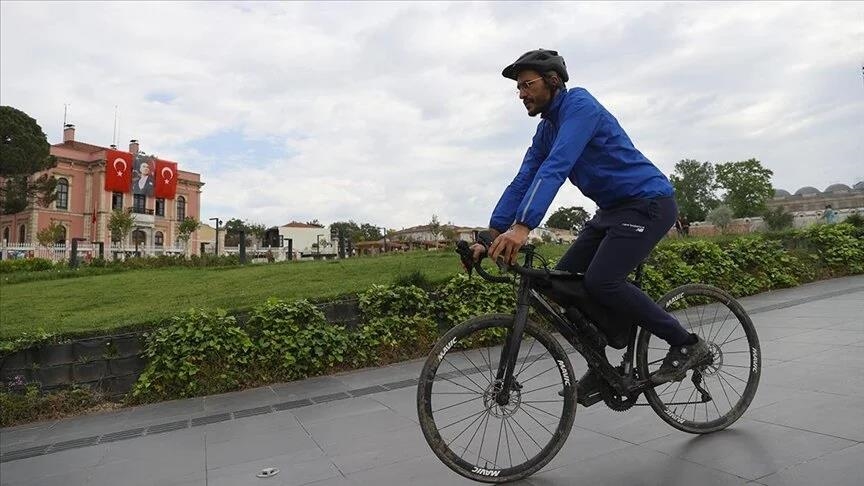 Nabil Ennasri, parti de France à vélo pour effectuer un pèlerinage à la Mecque, est arrivé en Türkiye