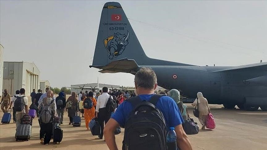 Les avions turcs chargés de l'évacuation, dont celui touché par des tirs, quitte le Soudan