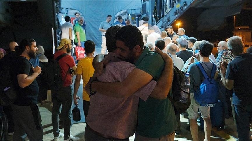 Cavusoglu : La Türkiye a évacué les ressortissants de 22 pays du Soudan