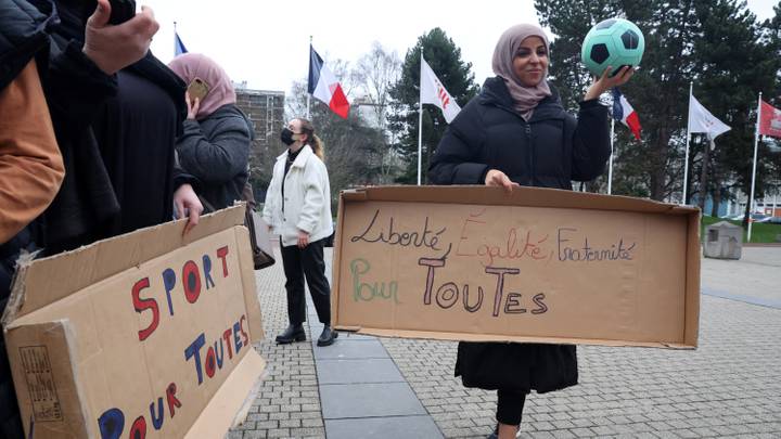 Hijab sur les terrains de foot: la classe politique s'empare de la polémique