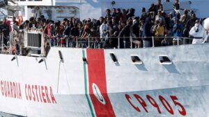Un Egyptien soupçonné d'organiser des traversées de migrants en Méditerranée inculpé au Royaume-Uni