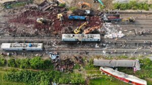Inde: Familles et sauveteurs continuent de chercher des victimes de la catastrophe ferroviaire