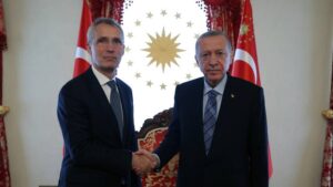 Stoltenberg remercie la Turquie pour son rôle constructif au Kosovo et en Ukraine