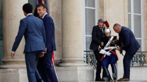 Malaise d’un garde sur le perron de l’Elysée: Macron critiqué pour son indifférence