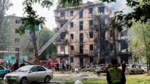 Nouvelles frappes nocturnes en Ukraine, trois morts dans un immeuble d'habitation
