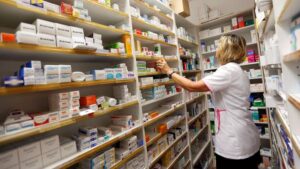 Face aux pénuries, Macron veut relocaliser les usines de médicaments en France