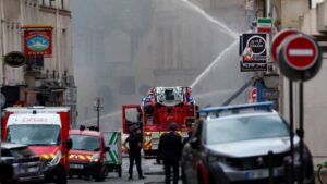 Important incendie en plein Paris, un immeuble en partie effondré