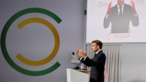 Face à la pauvreté et au changement climatique, Macron demande un "choc de financement public"