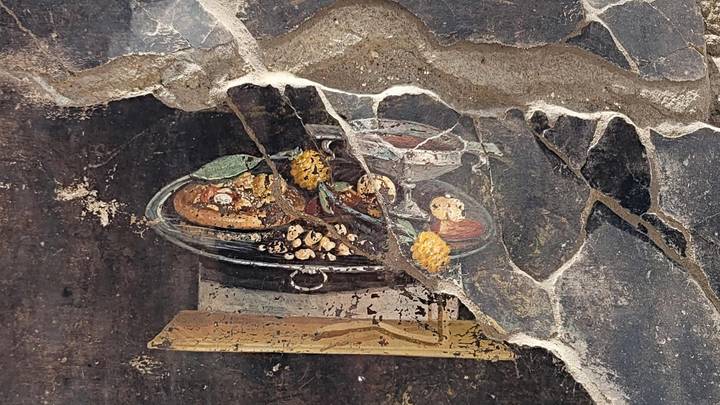 Une fresque avec une "pizza" découverte à Pompéi, il manque juste la mozzarella