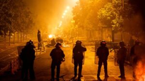 Mort de Nahel: Macron convoque une nouvelle réunion de crise après une troisième nuit de violences