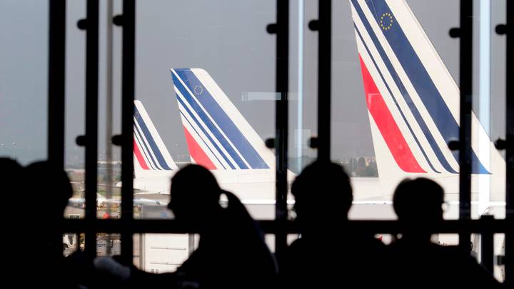 Grève contre la réforme des retraites en France: 1/3 des vols annulés mardi à Paris-Orly