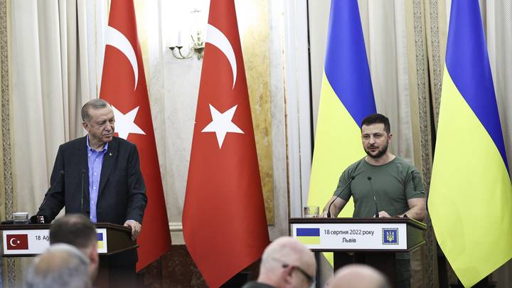 La Russie suivra de "très près" les entretiens entre Erdogan et Zelensky dit le Kremlin