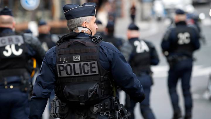 France: le patron de la police conteste le placement en détention d’un policier et fait polémique