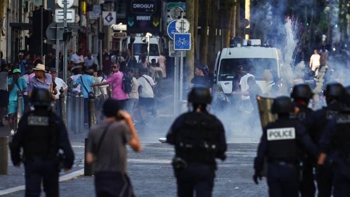 Émeutes en France: un homme de 27 ans tué par un probable tir de "flash-ball"