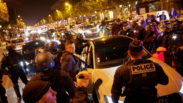 Émeutes urbaines en France: le domicile d'un maire attaqué, Macron réunit ses ministres