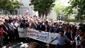 Emeutes en France: rassemblements "civiques" devant les mairies, une accalmie se dessine
