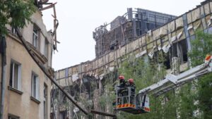 L'Ukraine rapporte une attaque contre un immeuble résidentiel à Lviv, Zelensky demande des armes