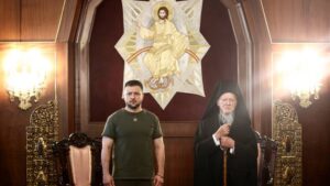 500e jour de guerre en Ukraine: Zelensky prie au côté du patriarche d’Istanbul