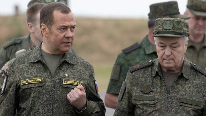 L’ancien président russe Medvedev: le monde est au bord d’une guerre mondiale
