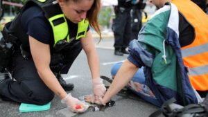 Allemagne: des militants écologistes perturbent le trafic de deux aéroports