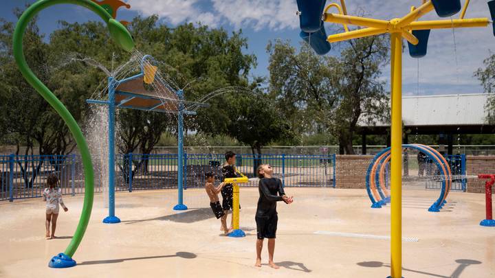 Une canicule record s'étend à travers l'hémisphère nord