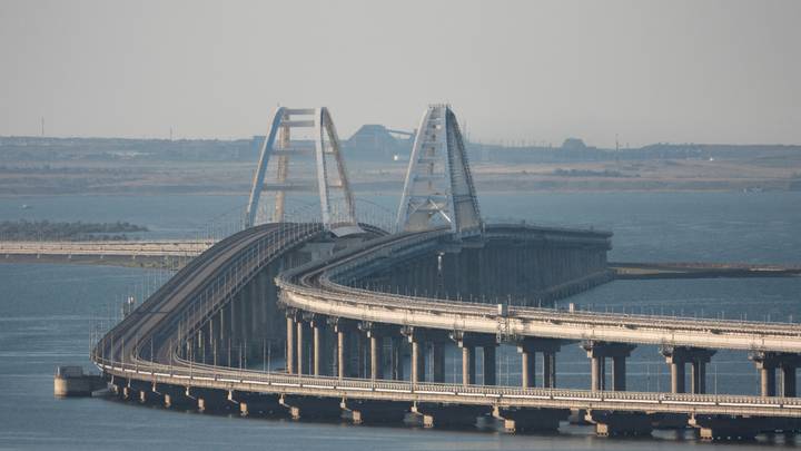 Pont de Crimée endommagé: deux morts, explosions signalées