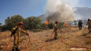 Grèce: plusieurs incendies de forêt près d'Athènes avec des ordres d'évacuations