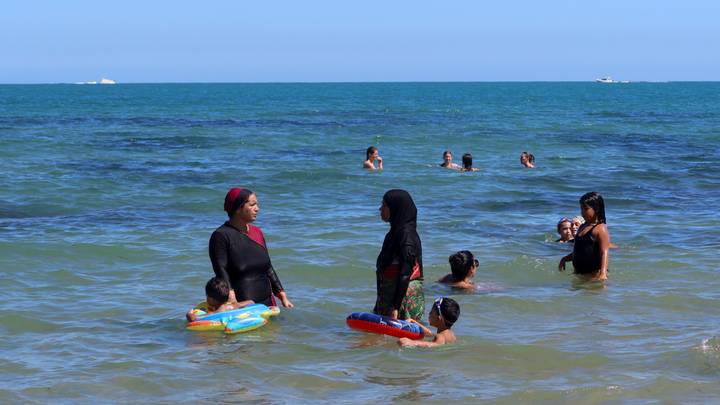 Le Conseil d’État suspend l’interdiction du burkini sur les plages de Mandelieu-la-Napoule