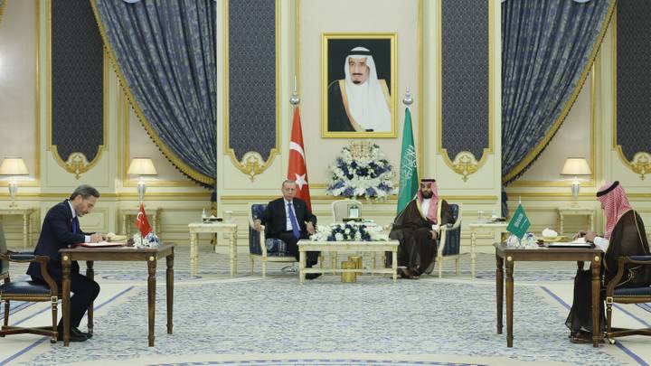 Erdogan en Arabie saoudite: Accords clés dans les secteurs de la défense et l’énergie