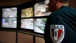 France: un projet de loi controversé autorisant la police à mettre des appareils sur écoute