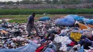 Comment les mauvais desseins de la mode sur l'Afrique créent une crise des déchets textiles