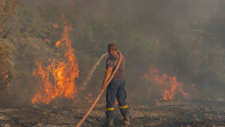 Touristes en fuite : Les incendies de forêt se propagent en Grèce