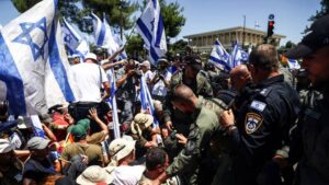 Israël: Malgré les protestations, le parlement ratifie la mesure contestée de la réforme judiciaire