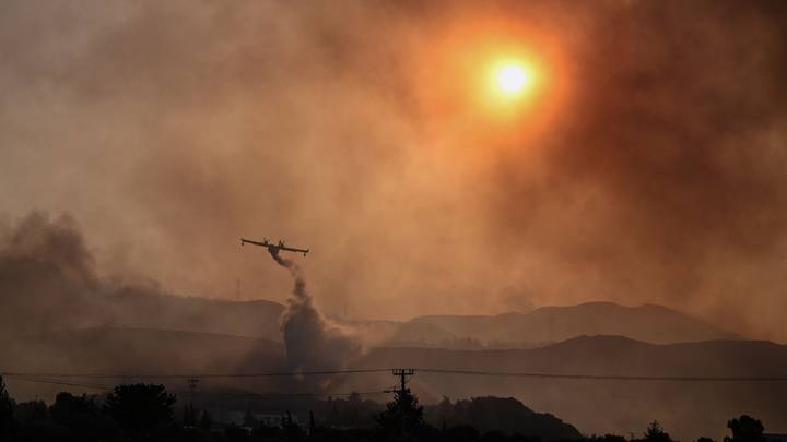 Incendies: La Grèce face à des jours difficiles, un Canadair s'écrase sur l'île d'Eubée