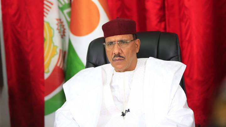 Niger: des soldats de la garde présidentielle retiennent le chef d’état  dans son palais à Niamey