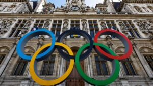 Des militants pour le climat ciblent les anneaux des JO devant l'Hôtel de Ville à Paris