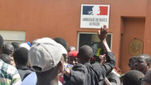 Niger: la France condamne les violences devant son ambassade