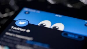 Twitter a perdu environ la moitié de ses revenus publicitaires