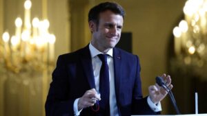 Macron invite les forces politiques à une journée de travail pour "converger sans reniement"