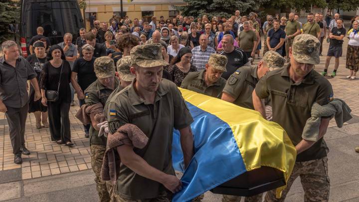 Guerre en Ukraine: Zelensky reconnaît les difficultés rencontrées par la contre-offensive