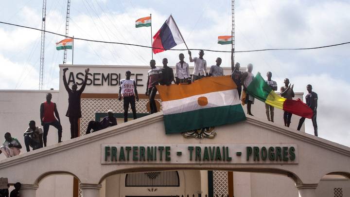 Crise au Niger: Poutine et Goïta appellent à un règlement pacifique