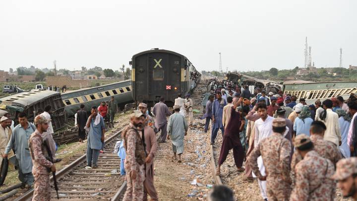 Pakistan: quête d'indices après le déraillement meurtrier d'un train