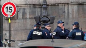 France: Décès d'un homme en marge d'émeutes, cinq policiers en garde à vue