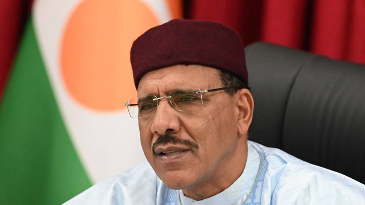 Niger: la junte envisage de poursuivre le président déchu Bazoum pour "haute trahison"