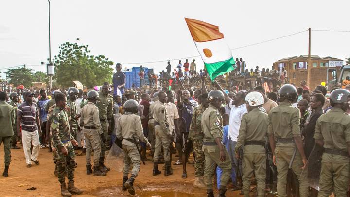 Niger: des centaines de nigériens pro-militaires manifestent devant une base française