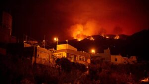 Feux de forêt: des évacuations continuent au Canada et aux Îles Canaries