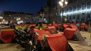 France: 226 exilés, installés dans un campement à Paris, mis à l'abri