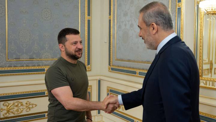 Rencontre à Kiev entre le ministre turc des Affaires étrangères et le président Zelensky
