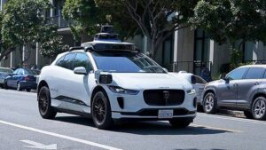 Plongez dans le futur à San Francisco: taxis robots et piétons intrigués