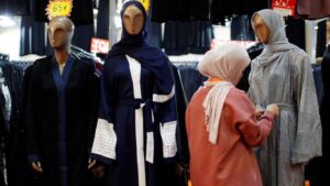 France: pourquoi l'interdiction de l'abaya à l'école pose-t-elle un problème juridique ?